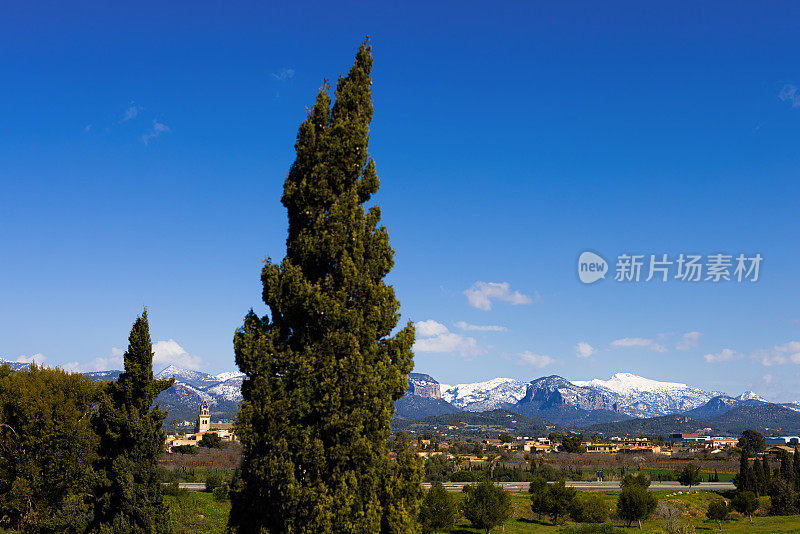 马略卡岛上的小村庄Santa Maria del camí后面的雪山